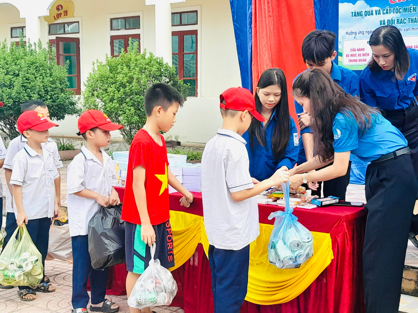 Các thanh thiếu nhi đưa vỏ lon, đồ nhựa, bìa các tông đã qua sử dụng... đến đổi lấy phần quà là các chậu cây mini xinh xắn hay đồ dùng học tập.