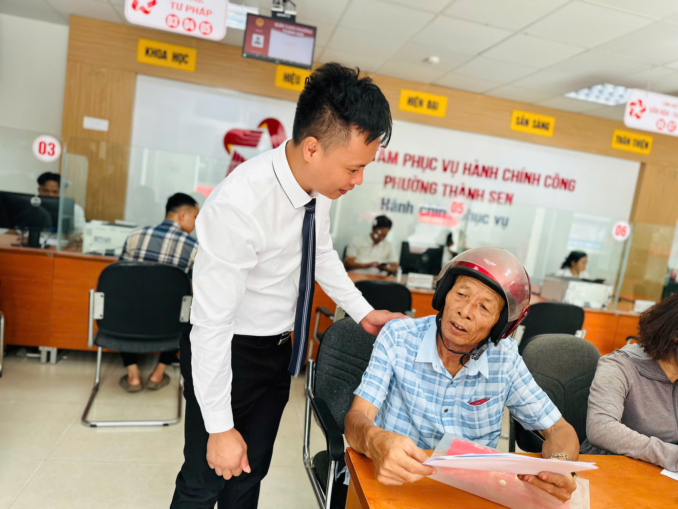 Cán bộ trung tâm hành chính công hướng dẫn người dân khi bị nhầm lẫn. Cán bộ trung tâm hành chính công hướng dẫn người dân khi bị nhầm lẫn.