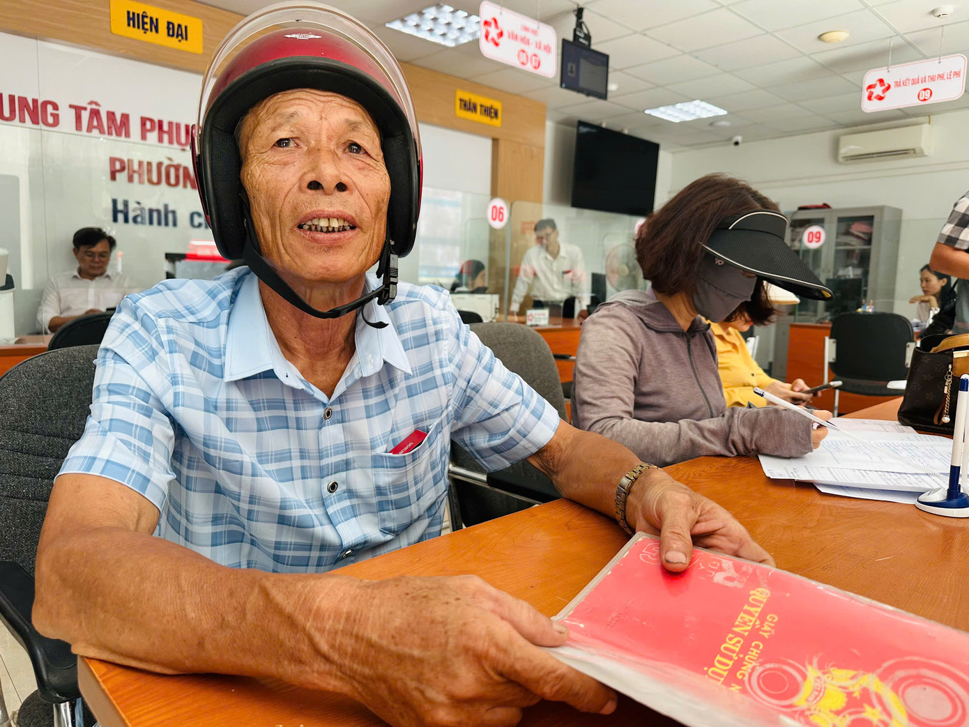 Ông Nguyễn Hữu Trí bày tỏ sự đồng tình với cách sắp xếp mới, bởi theo ông, điều này tạo nhiều thuận lợi cho người dân. Ông Nguyễn Hữu Trí bày tỏ sự đồng tình với cách sắp xếp mới, bởi theo ông, điều này tạo nhiều thuận lợi cho người dân.