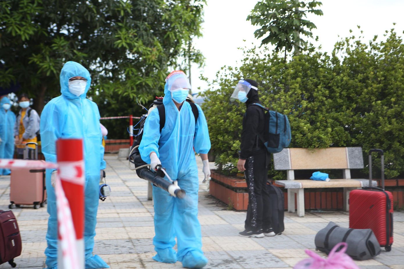 Ngành chức năng tiến hành phun khử khuẩn khu vực nơi công dân dừng chân xuống ga tàu. Nguyễn Trí Lạc - GĐ Sở Lao động Thương binh và Xã Hội cho biết: ‘Sau khi đưa công dân về cách ly, từ vòng ngoài và bên trong khu cách ly đều phải đảm bảo quy định phòng chống dịch. Hiện tại tổ công tác tại TP Hồ Chí Minh cũng đang lên phương án triển khai đón các công dân tiếp theo. Tuy nhiên cần phải xem xét kỹ phương án cách ly tại địa phương như thế nào mới đón tiếp công dân’. (Hoài Nam) Ngành chức năng tiến hành phun khử khuẩn khu vực nơi công dân dừng chân xuống ga tàu. Nguyễn Trí Lạc - GĐ Sở Lao động Thương binh và Xã Hội cho biết: ‘Sau khi đưa công dân về cách ly, từ vòng ngoài và bên trong khu cách ly đều phải đảm bảo quy định phòng chống dịch. Hiện tại tổ công tác tại TP Hồ Chí Minh cũng đang lên phương án triển khai đón các công dân tiếp theo. Tuy nhiên cần phải xem xét kỹ phương án cách ly tại địa phương như thế nào mới đón tiếp công dân’. (Hoài Nam)