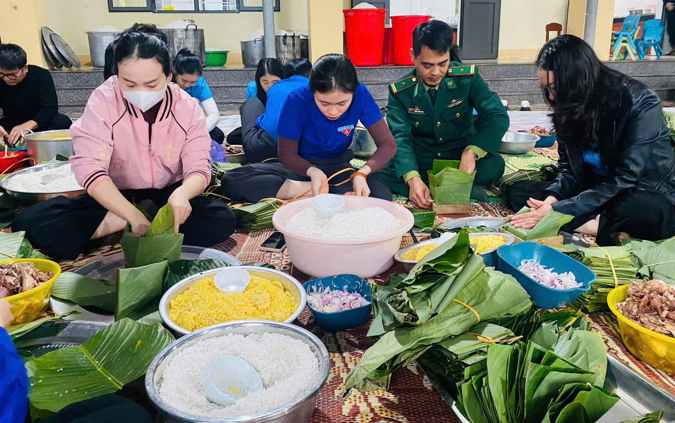Gói bánh chưng trao tặng dịp Tết.