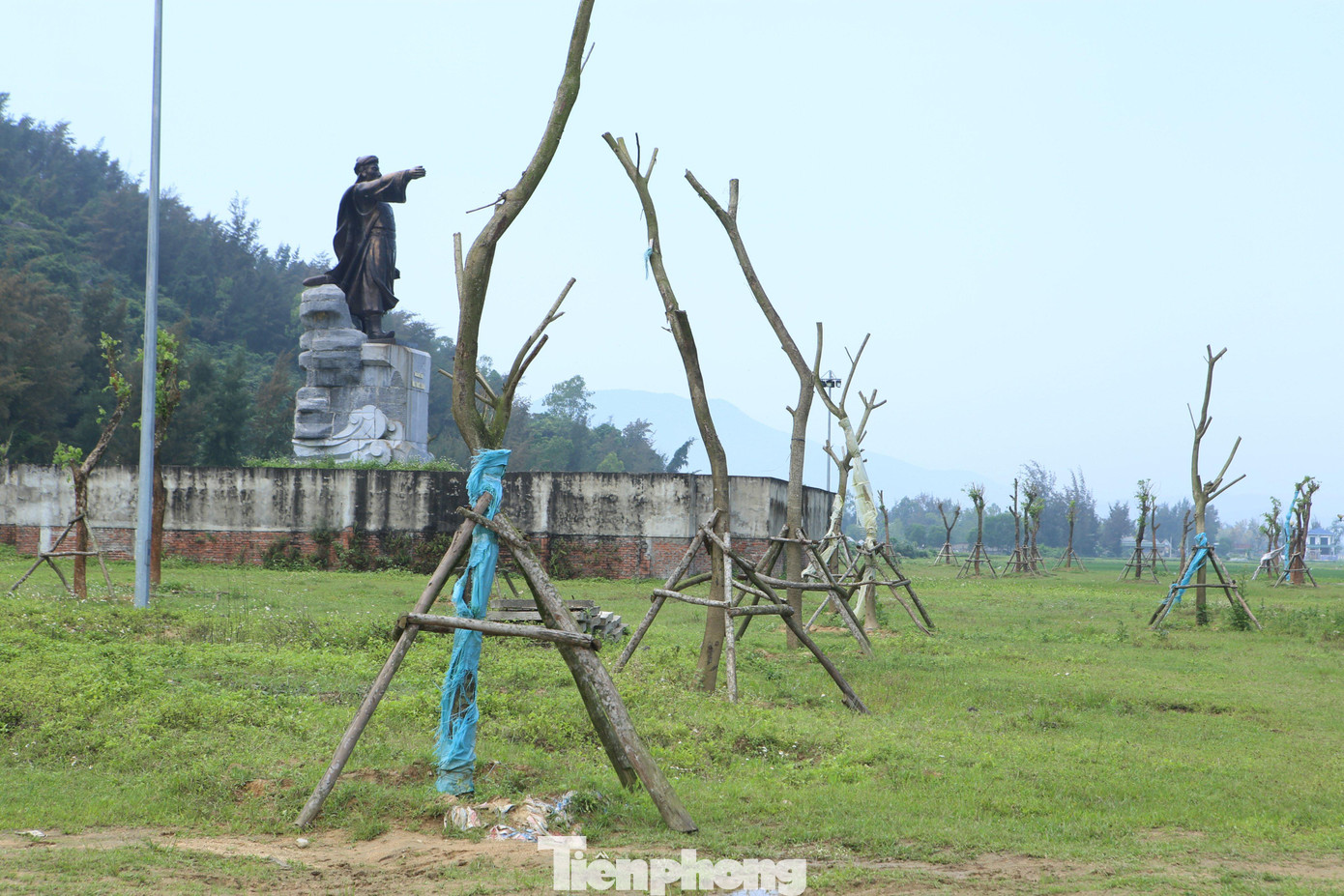 6 năm nhưng công trình quảng trường, tượng đài này chưa được sử dụng, cỏ dại mọc um tùm. 6 năm nhưng công trình quảng trường, tượng đài này chưa được sử dụng, cỏ dại mọc um tùm.