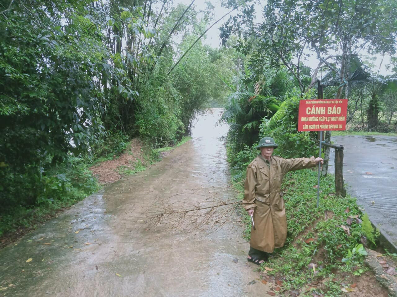 Còn theo lãnh đạo UBND huyện Hương Khê, tại địa bàn cũng có một số tuyến đường cũng bị ngập sâu do mưa lớn. Hiện các khu vực bị ngập, chia cắt đã cắm biển cảnh cáo nguy hiểm hạn chế qua lại.