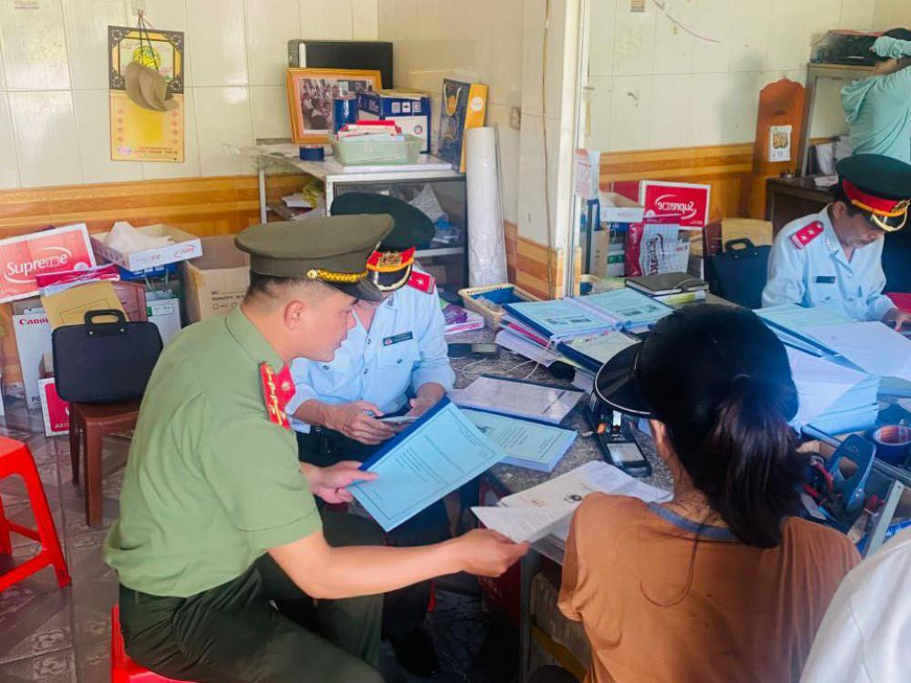 Các cán bộ trong đoàn đã hướng dẫn các cơ sở kinh doanh lĩnh vực in, phát hành xuất bản phẩm và dịch vụ photocopy hoạt động theo đúng quy định.