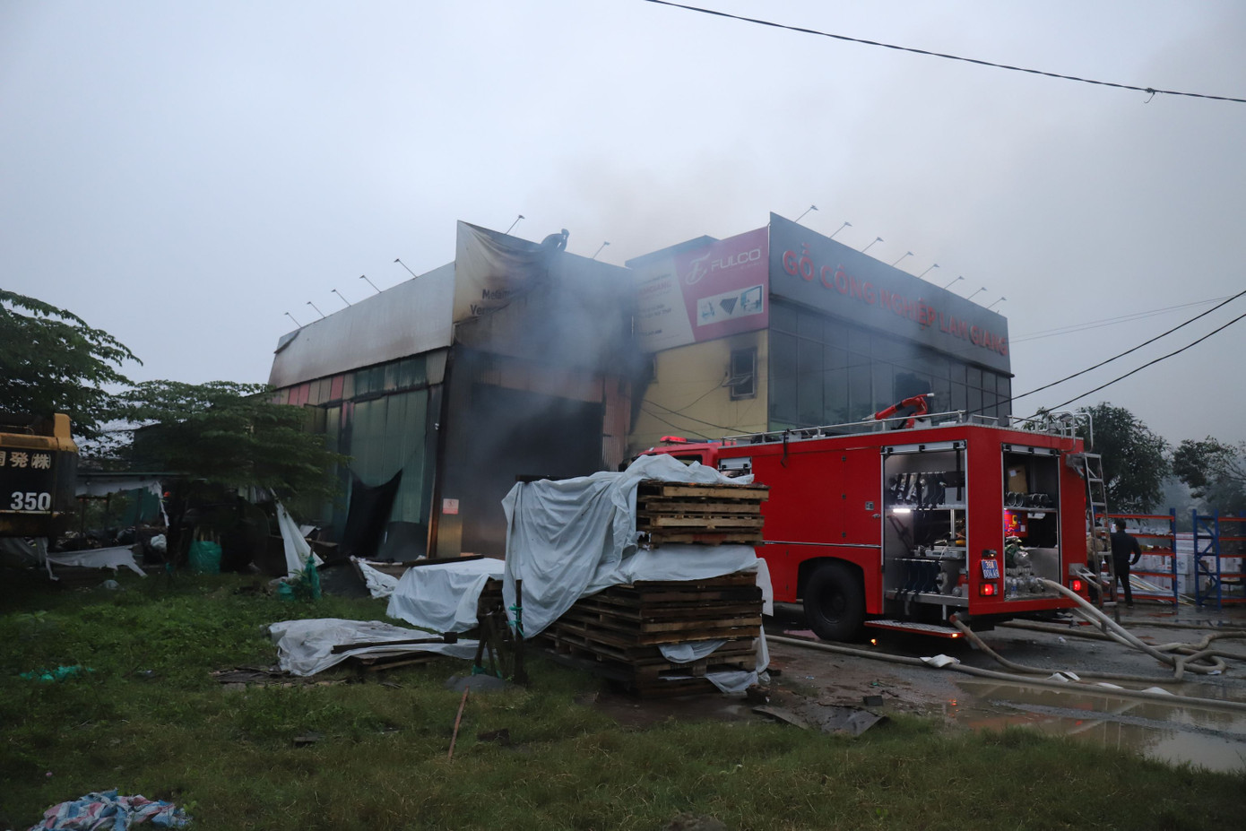 Lực lượng chữa cháy có mặt để hỗ trợ khống chế đám cháy.