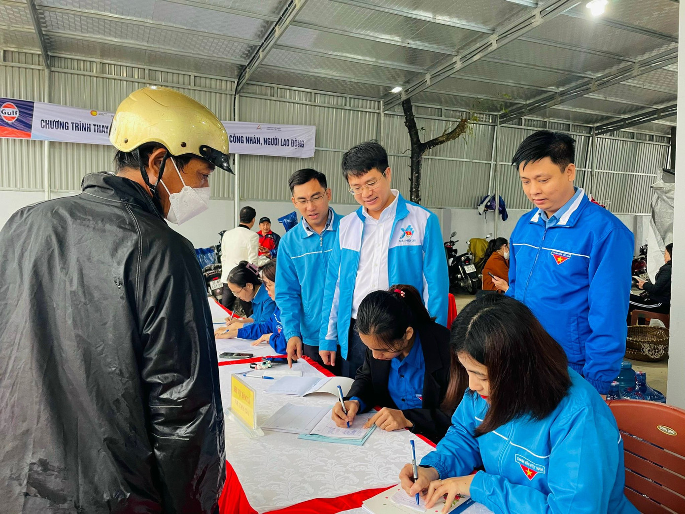 Tại huyện Thạch Hà, đoàn tổ chức thay dầu nhớt xe máy miễn phí cho 1000 người lao động.