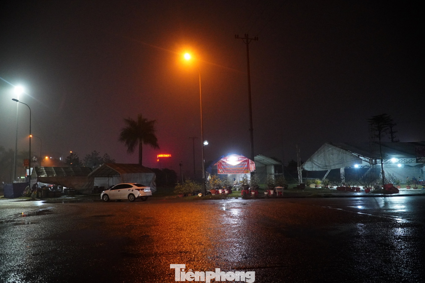 Những ngày cận kề Tết, trên tuyến phố đường bán hoa ở thành phố Hà Tĩnh, các tiểu thương phải sử dụng lều bạt để ngủ, trông cây xuyên đêm.