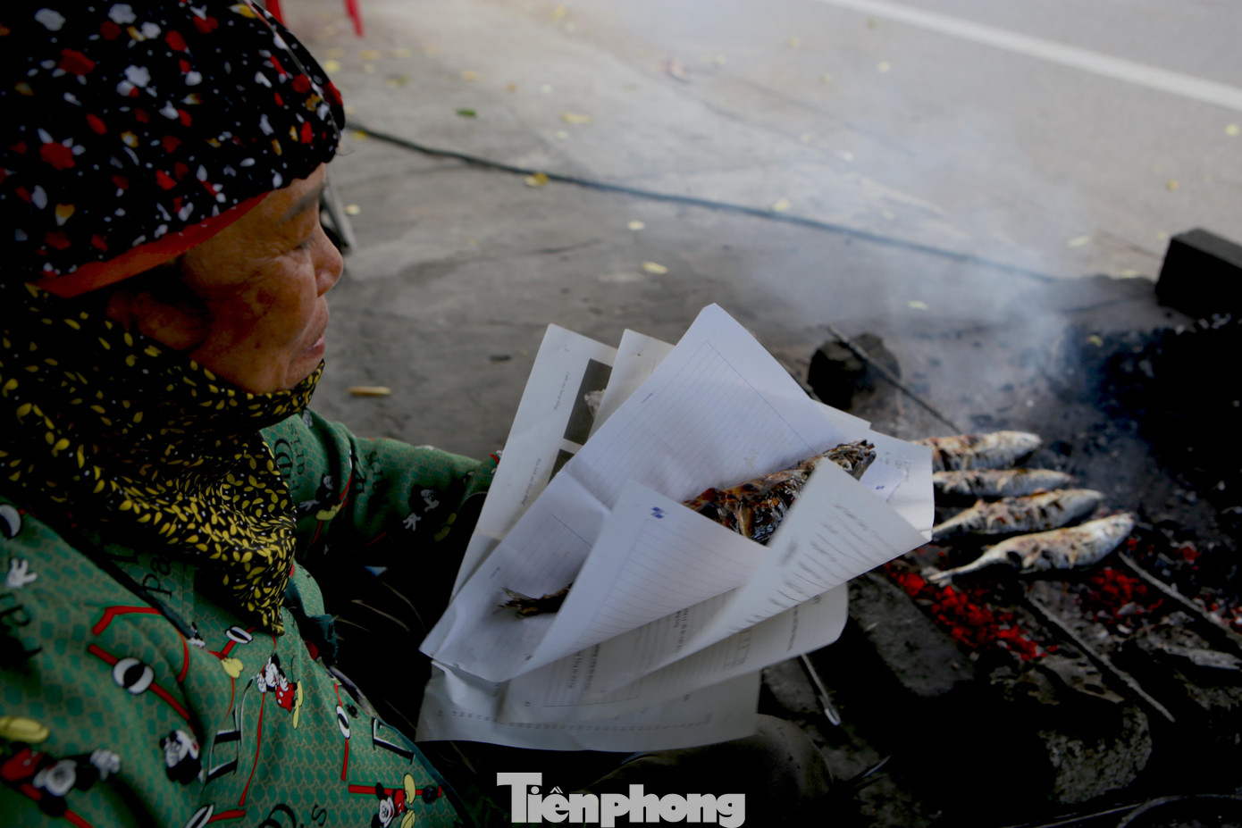 Bà Loan được đánh giá là người nướng cá ngon có tiếng ở đây nên được nhiều người đặt hàng. Mỗi ngày nướng từ 200-300 con, cũng có những hôm đến gần 500 con.