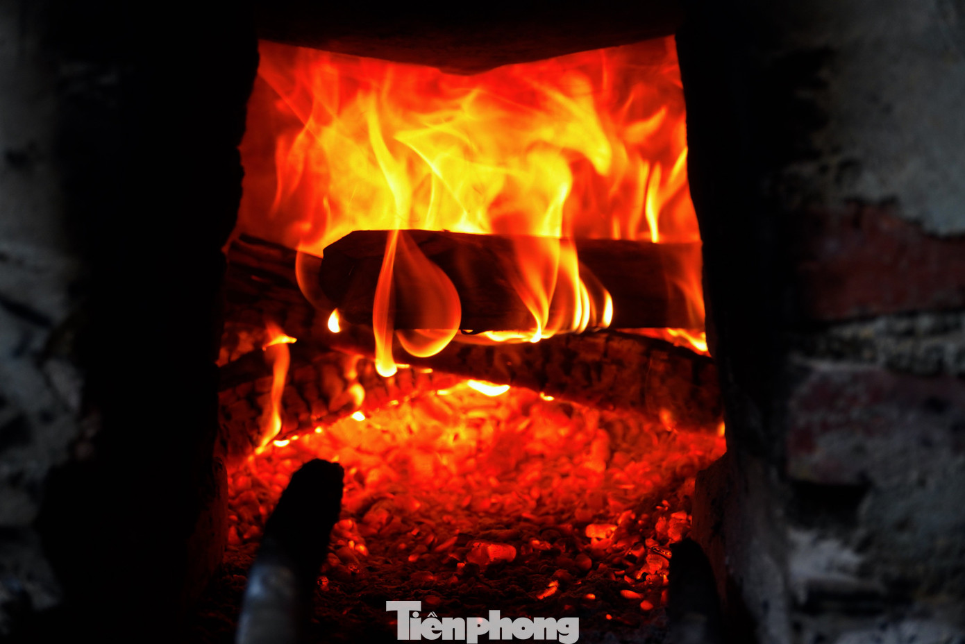 Dịp Tết Nguyên đán cận kề cũng là lúc người dân nơi đây trở nên bận rộn hơn. Các lò nấu mật mía ngày đêm đỏ lửa để tạo ra những mẻ mật phục vụ thực khách trong và ngoài tỉnh.