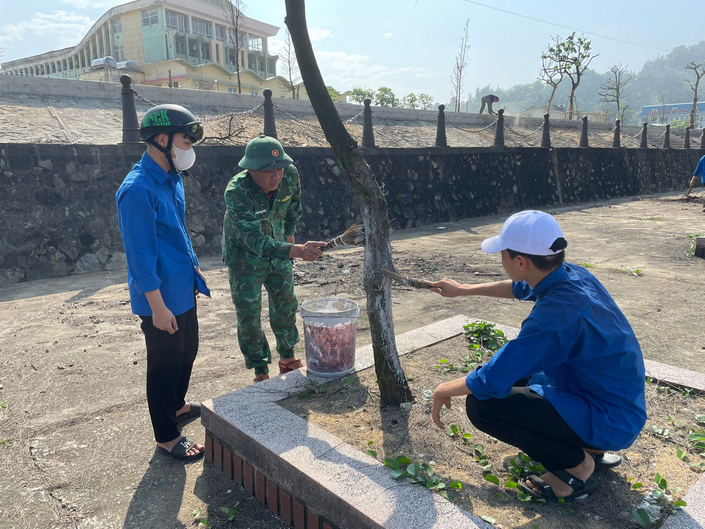 Đoàn viên thanh niên phối hợp chỉnh trang lại bờ biển trước mùa khai trương du lịch.