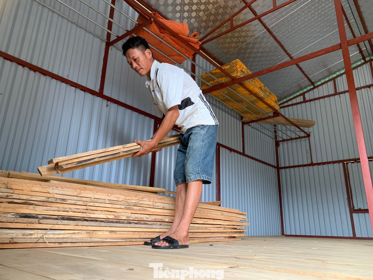 Nhằm hạn chế ảnh hưởng mưa lũ gây ra, từ tháng 6, gia đình ông Nguyễn Trung Thiện (SN 1981, trú thôn Trung Tiến) đã đầu tư hơn 50 triệu đồng để làm nhà phao nổi.