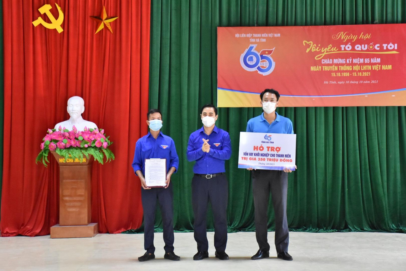 Trao quyết định hỗ trợ vốn vay khởi nghiệp cho 7 mô hình kinh tế cho thanh niên. Trao quyết định hỗ trợ vốn vay khởi nghiệp cho 7 mô hình kinh tế cho thanh niên.