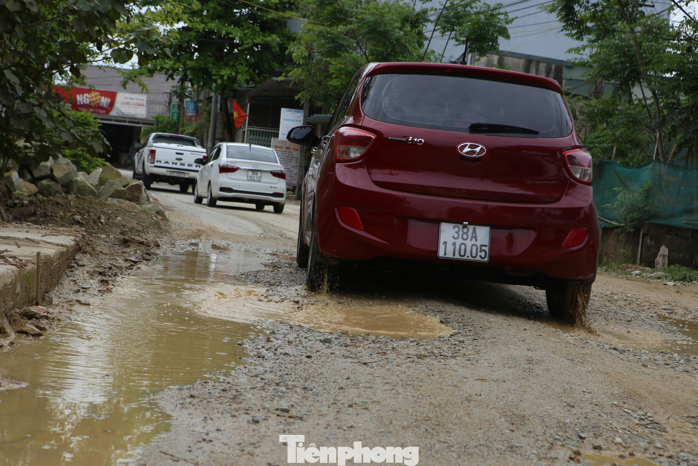 Trao đổi với Tiền Phong, ông Trần Xuân Trường - Trưởng BQL các dự án đầu tư xây dựng cơ bản huyện Lộc Hà, cho biết, dự án đường Cứu hộ cứu nạn ven biển Lộc Hà bị chậm tiến độ, hiện còn 1km chưa được hoàn thành. Chủ đầu tư đã nhiều lần đốc thúc đơn vị thi công để kịp thời hoàn thành và đưa vào sử dụng tuyến đường từ trong Tết, nhưng nhà thầu vẫn chưa triển khai.