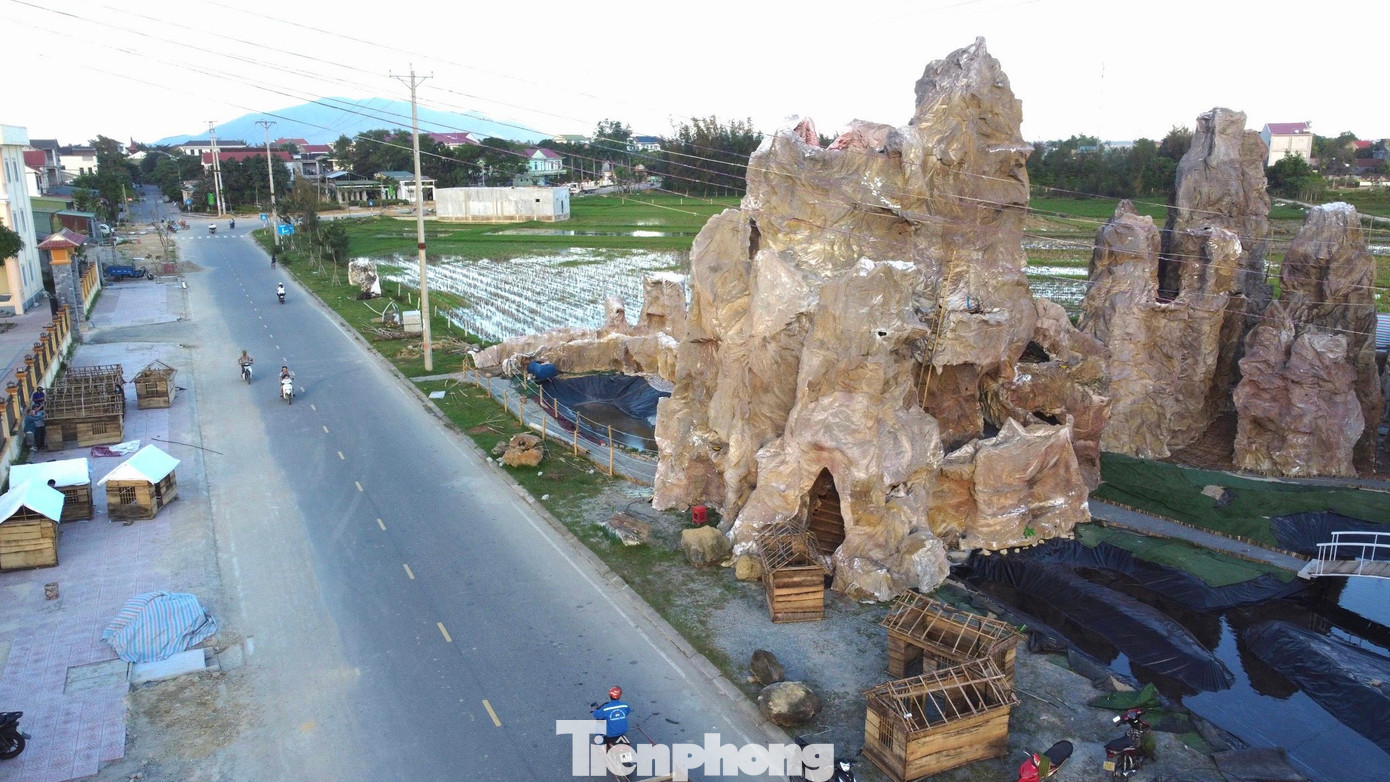 Sau khi xây dựng xong phần thô, các tiểu cảnh nhỏ trong hang đá sẽ được trang trí hệ thống chiếu sáng. Đây được xem là phần quan trọng trước khi hang đá được hoàn thiện. Sau khi xây dựng xong phần thô, các tiểu cảnh nhỏ trong hang đá sẽ được trang trí hệ thống chiếu sáng. Đây được xem là phần quan trọng trước khi hang đá được hoàn thiện.