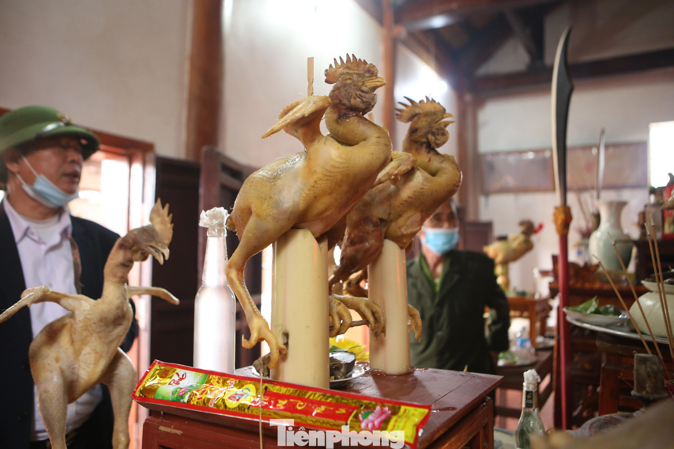 Ông Nguyễn Đình Tịnh - Trưởng ban nghi lễ dòng họ Nguyễn Đình cho biết, thông thường 10 năm dòng họ sẽ tổ chức đại lễ lớn 1 lần. Năm nay chỉ làm dâng lễ thường nên bàn cúng năm nay không đặc sắc như đại lễ. Đa phần gà dâng lên bàn thờ người dân tự làm.