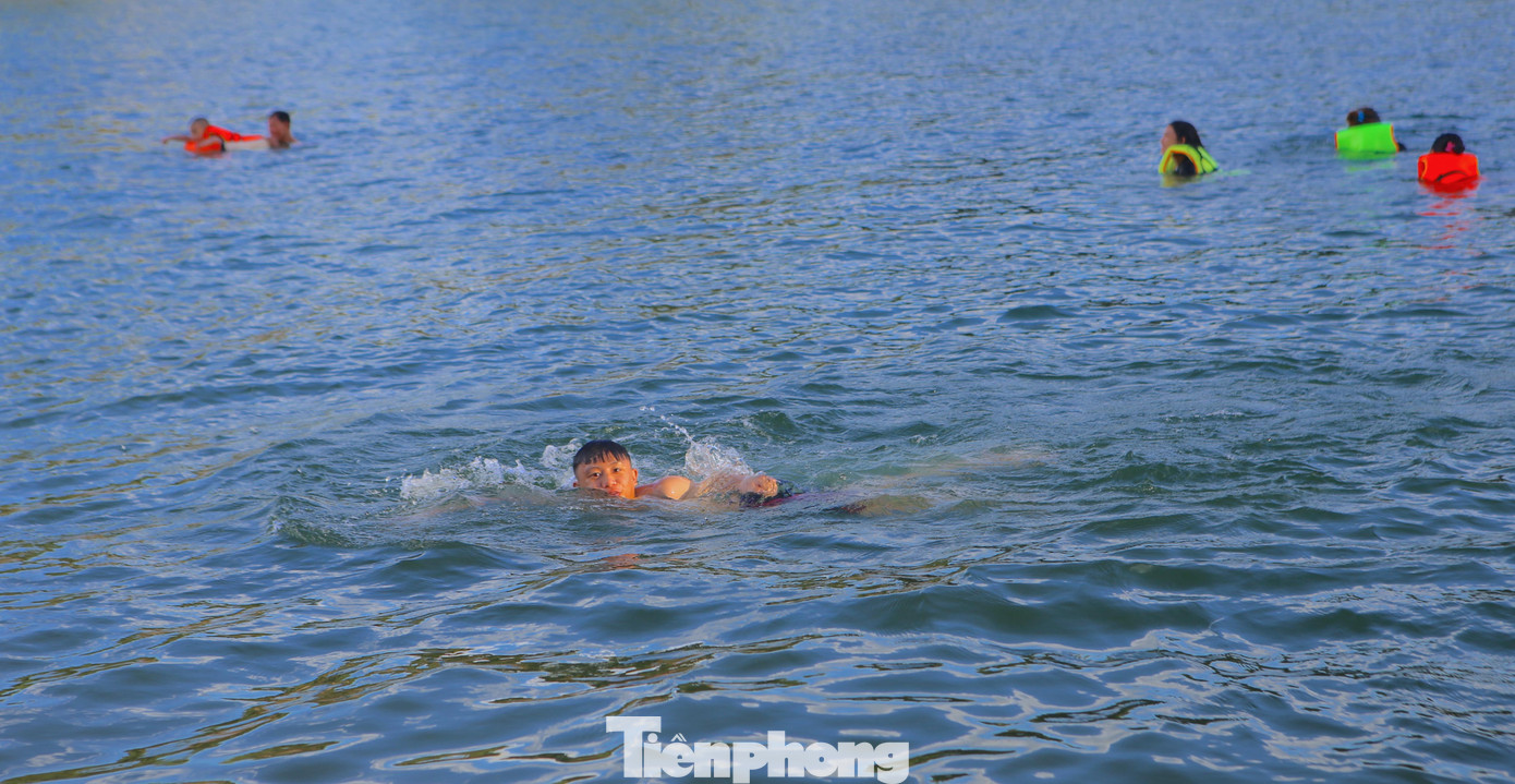 Người dân chọn tắm khu vực gần bờ hoặc cách bờ từ khoảng 5-7m để tránh vào những điểm nước sâu.