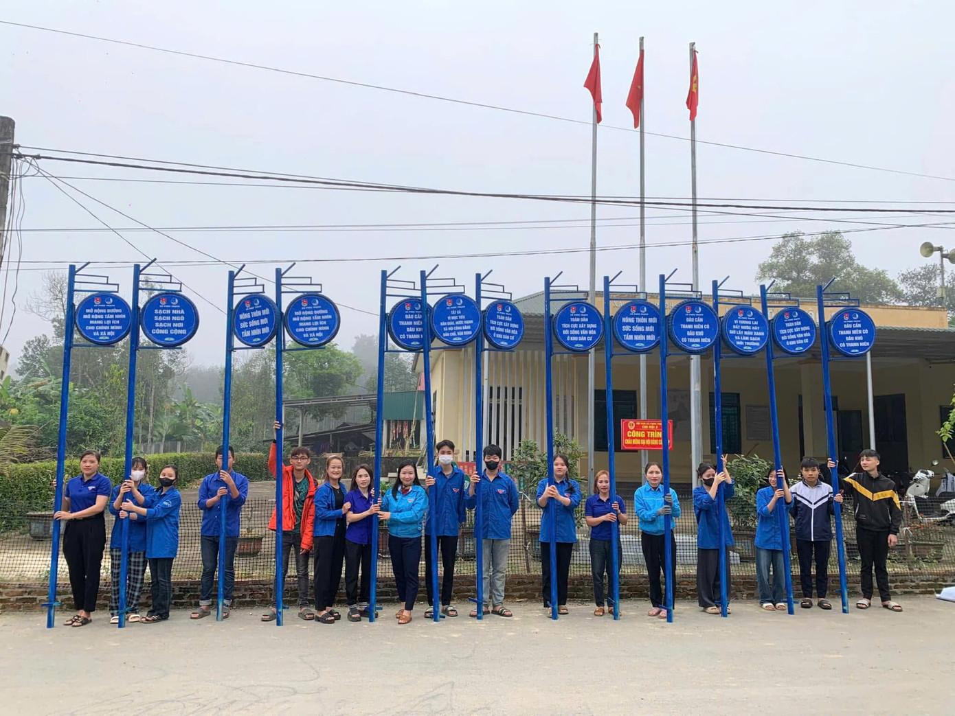 Theo Ban thường vụ Tỉnh Đoàn Hà Tĩnh, trong Tháng Thanh niên, tuổi trẻ toàn tỉnh đã triển khai nhiều công trình, phần việc ý nghĩa, lan tỏa sắc xanh nhiệt huyết đến với cộng đồng. Tại huyện Hương Khê vừa hoàn thành công trình "20 tuyến đường cờ thanh niên" tại các địa phương trong toàn huyện. Ảnh: HN