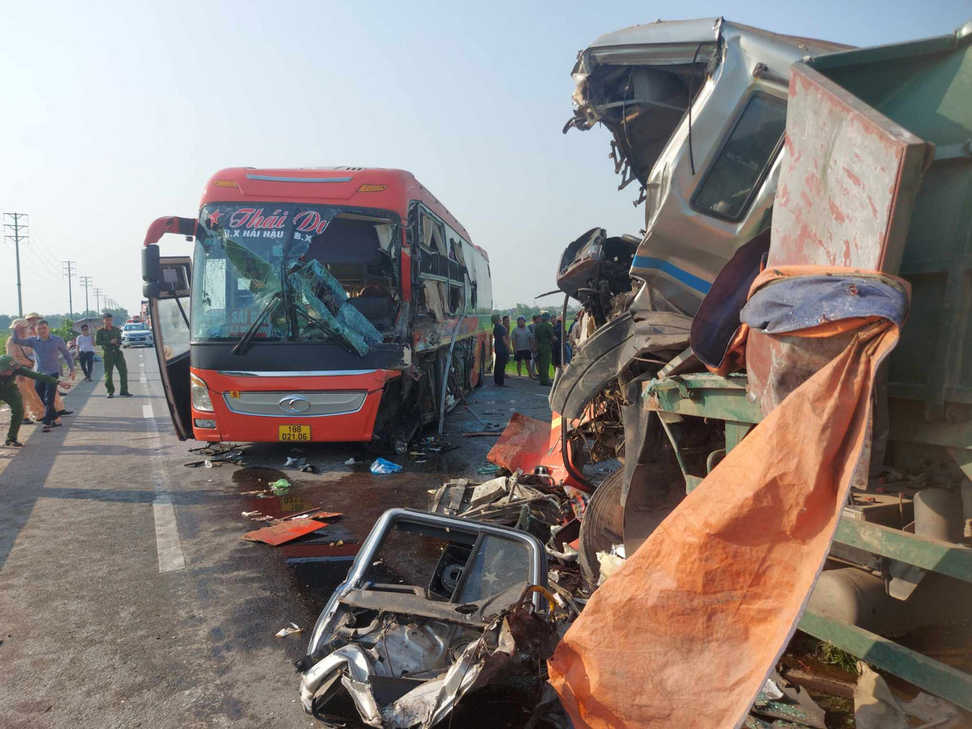 Vụ tai nạn khiến tài xế xe đầu kéo tử vong, 38 người đi trên xe khách hoảng loạn, một số người bị xây xát nhẹ