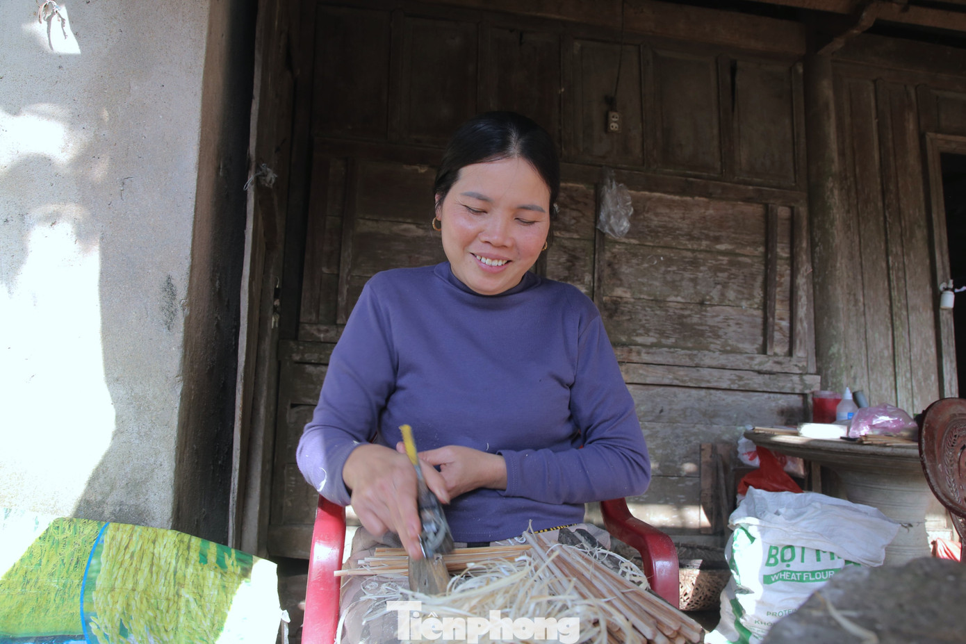 Sau khi cắt ngắn và trải qua 6 công đoạn từ vót, bào thô, bào trơn, chà để tạo độ bóng, phơi khô…, mới ra được đũa thành phẩm. Tất cả các công đoạn đều được làm thủ công. Sau khi cắt ngắn và trải qua 6 công đoạn từ vót, bào thô, bào trơn, chà để tạo độ bóng, phơi khô…, mới ra được đũa thành phẩm. Tất cả các công đoạn đều được làm thủ công.