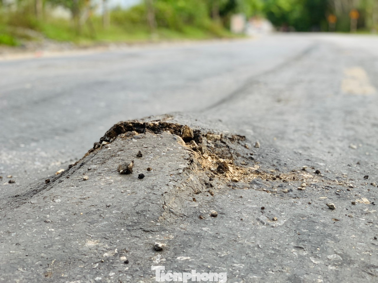Theo Sở GTVT, nguyên nhân khiến mặt đường xuống cấp là do số lượng phương tiện di chuyển qua tuyến đường này rất lớn. Hiện đơn vị này đang lên phương án để tu sửa khu vực đoạn dốc Địa Lợi bị lún, mặt đường không bằng phẳng.