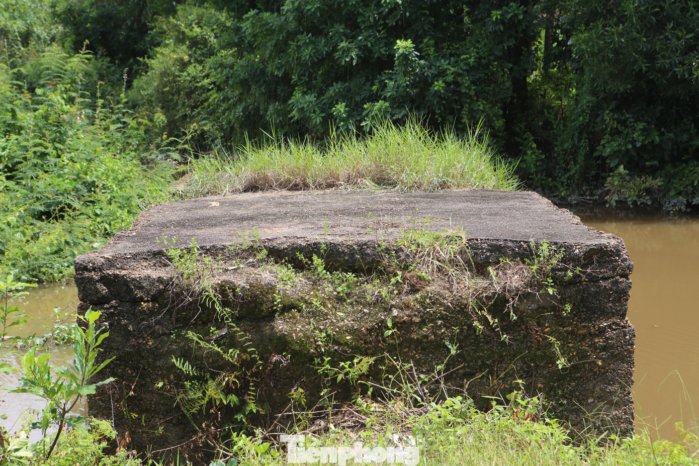 Những người dân tại đây cho biết, cầu Nhe được Pháp xây dựng theo kiến trúc cầu vòm, gồm 3 nhịp, dài khoảng 10m, bắc qua sông Nhe. Sau trận thả bom vào 54 năm trước, giờ chỉ còn lại một phần cầu nằm giữa dòng sông, cạnh đó còn nhiều hố bom.