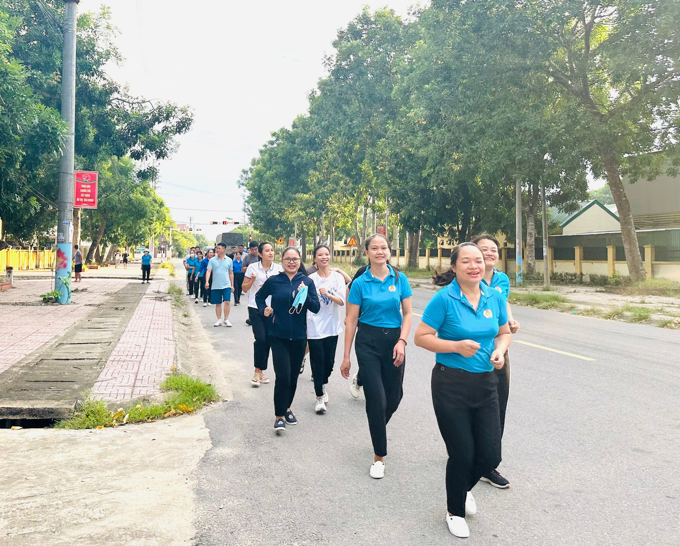 "Những bước chân vì cộng đồng” là chương trình đi bộ, nhằm gây quỹ xây dựng nhà văn hóa cộng đồng cho đồng bào dân tộc ít người.