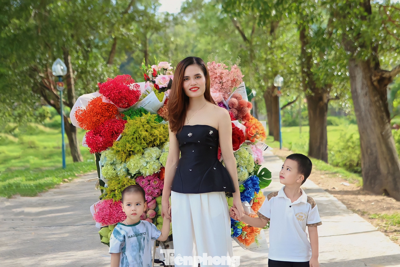 Xiêu lòng trước vẻ đẹp của những chiếc xe hoa “chở” mùa thu Hà Nội”, chị Nguyễn Thị Thanh Tâm (28 tuổi, trú huyện Đức Thọ) vượt gần 10km cùng hai con trai và nhóm bạn đến đây để chụp hình. “Mình rất muốn lưu giữ những khoảnh khắc đẹp này cùng người thân và bạn bè nên đến đây để chụp hình cùng xe hoa. Mặc dù phải xếp hàng chờ tới lượt nhưng mọi người đều hào hứng và vui vẻ”, chị Tâm nói.