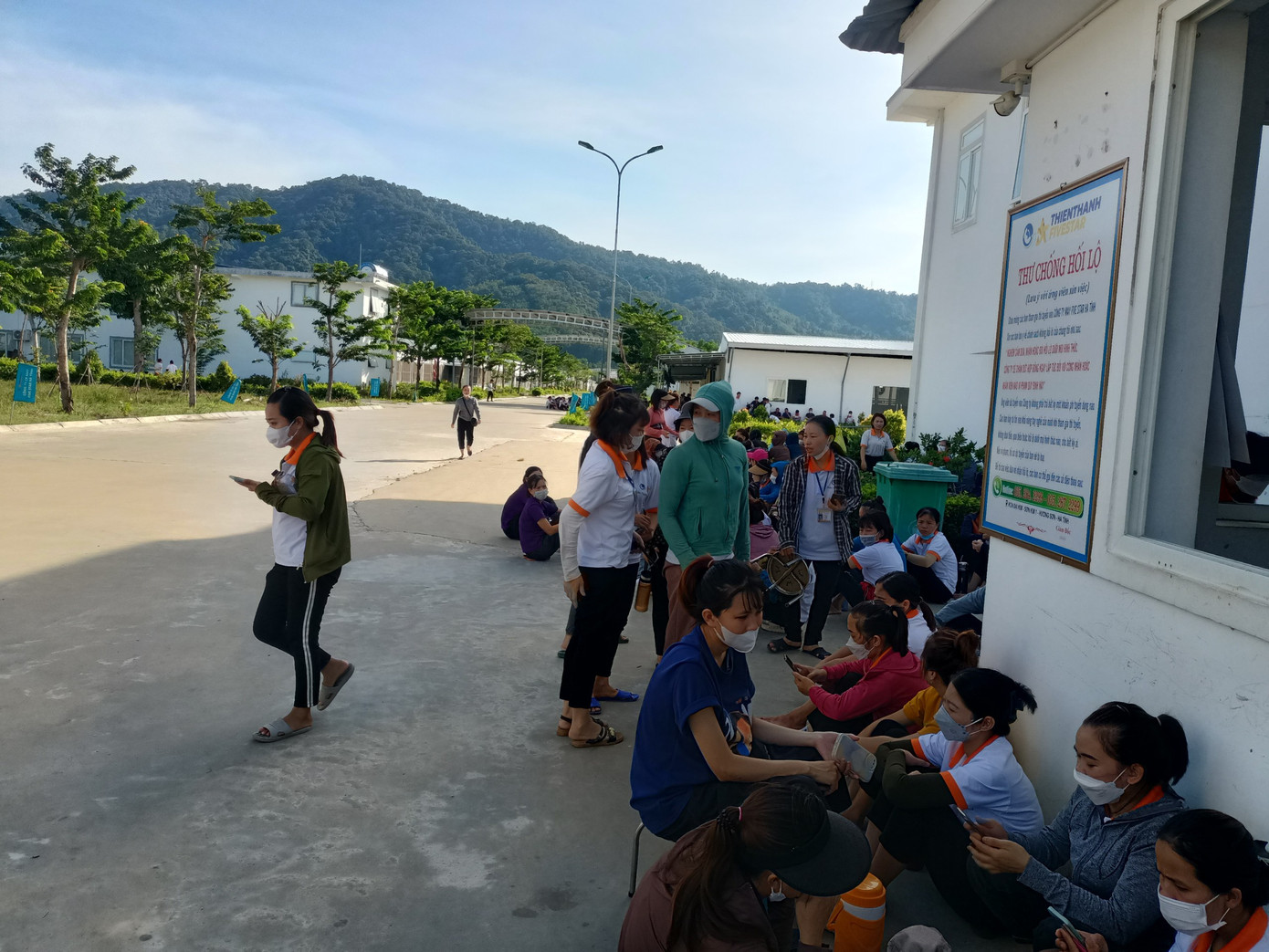 300 công nhân Công ty May Thiên Thành FiveStar tham gia đình công vì chậm trả lương. 300 công nhân Công ty May Thiên Thành FiveStar tham gia đình công vì chậm trả lương.