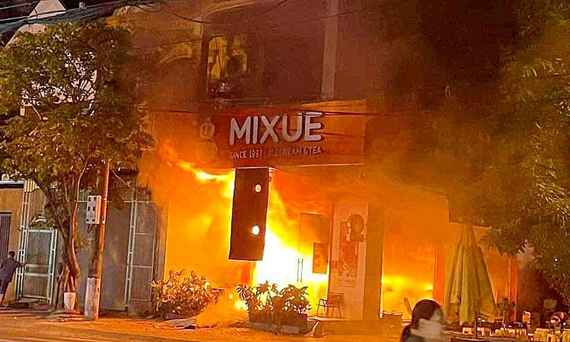 Hiện trường nơi xảy ra vụ cháy cơ sở kinh doanh dịch vụ giải khát