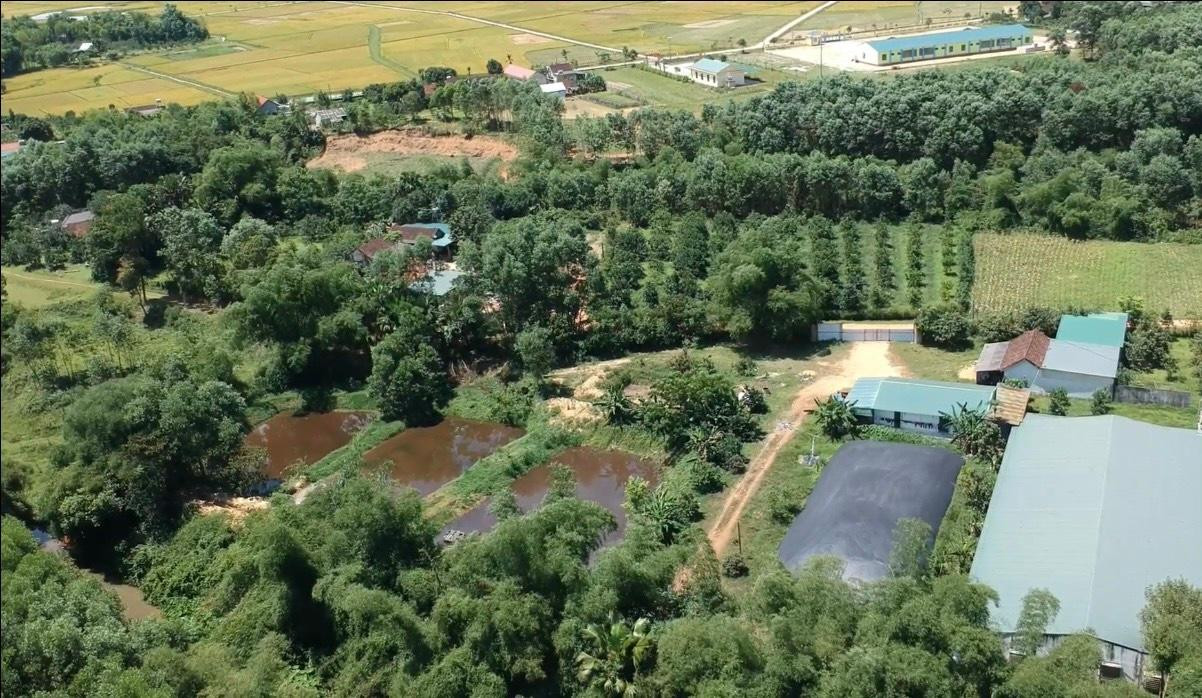 Trại lợn của ông Phan Ngọc Hạnh nằm gần khu dân cư, trường học, nhà văn hoá thôn ở xã Hương Giang.