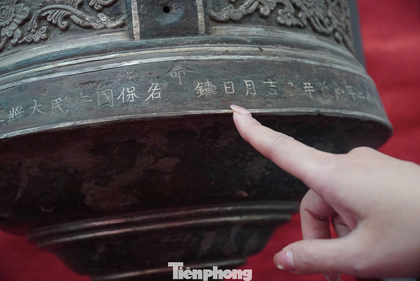 Những khẩu súng này cùng chiều dài 243cm, trọng lượng mỗi hiện vật khoảng 1,2 tấn. Súng có màu nâu xám, hình trụ tròn, thon nhỏ dần về phía miệng. Những khẩu súng này cùng chiều dài 243cm, trọng lượng mỗi hiện vật khoảng 1,2 tấn. Súng có màu nâu xám, hình trụ tròn, thon nhỏ dần về phía miệng.