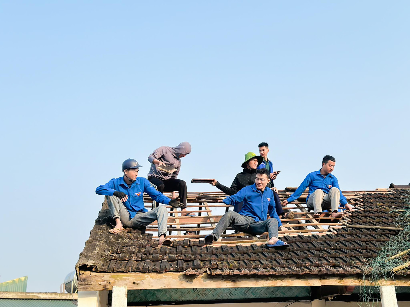 Các đoàn viên thanh niên xã Thạch Hưng (thành phố Hà Tĩnh) đã hỗ trợ người dân di dời, tháo dỡ nhà cửa, vận chuyển vật liệu..