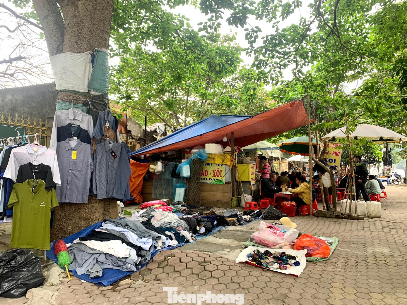 Chợ di động trước cổng Bệnh viện Ung bướu Nghệ An Chợ di động trước cổng Bệnh viện Ung bướu Nghệ An