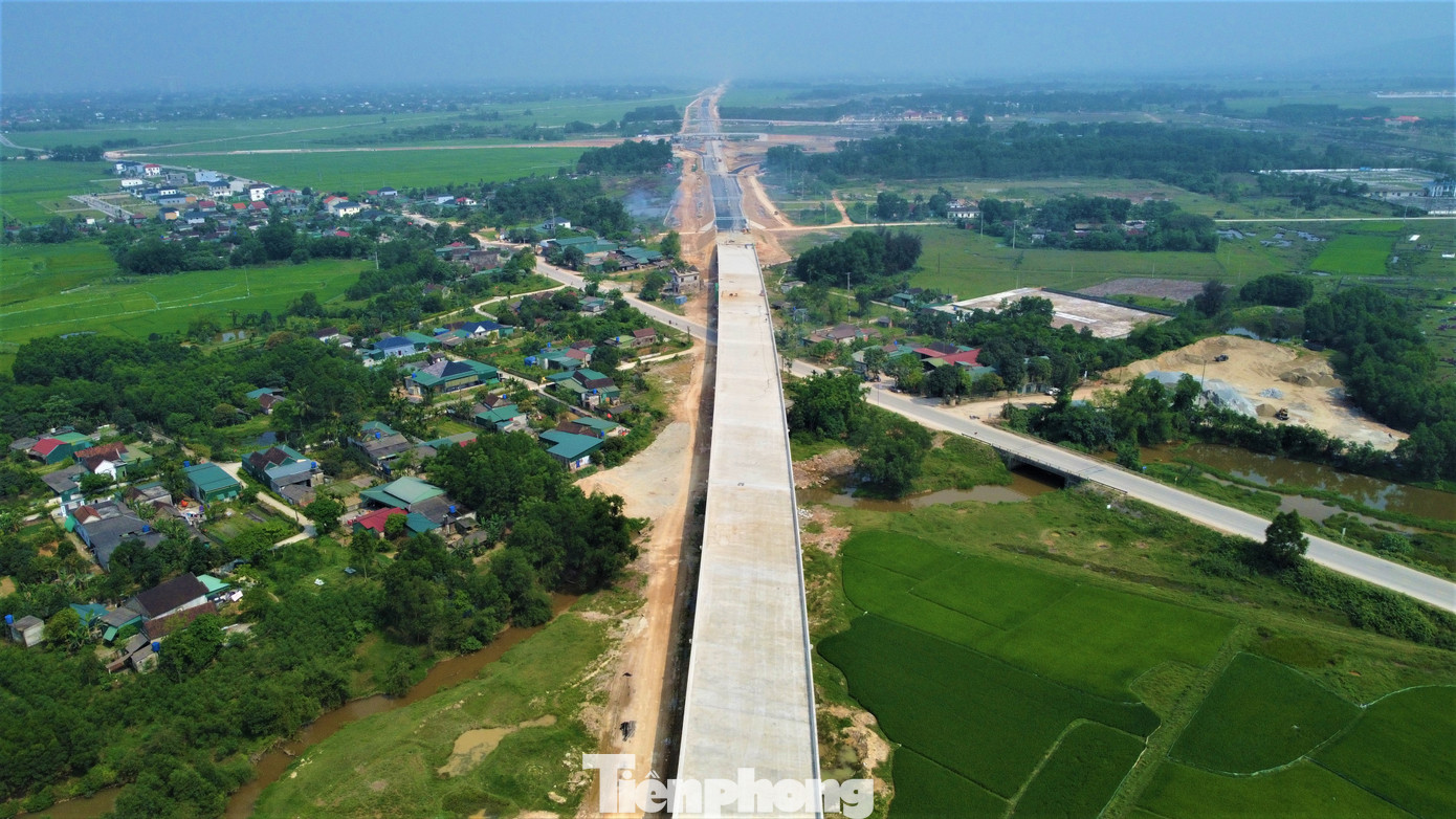 Cầu vượt cao tốc cắt ngang qua đường tỉnh 550, nối thành phố Hà Tĩnh và huyện Hương Khê, đang trong giai đoạn hoàn thành và sẵn sàng phục vụ giao thông.