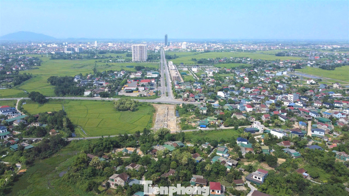 Tuyến đường Hàm Nghi kéo dài dẫn đến cao tốc dài 4km, có điểm đầu từ điểm giao cắt với đường Hàm Nghi kéo dài (xã Thạch Đài, thành phố Hà Tĩnh, đang được thi công), điểm cuối ở nút giao cao tốc với đường tỉnh 550 (xã Lưu Vĩnh Sơn, huyện Thạch Hà).