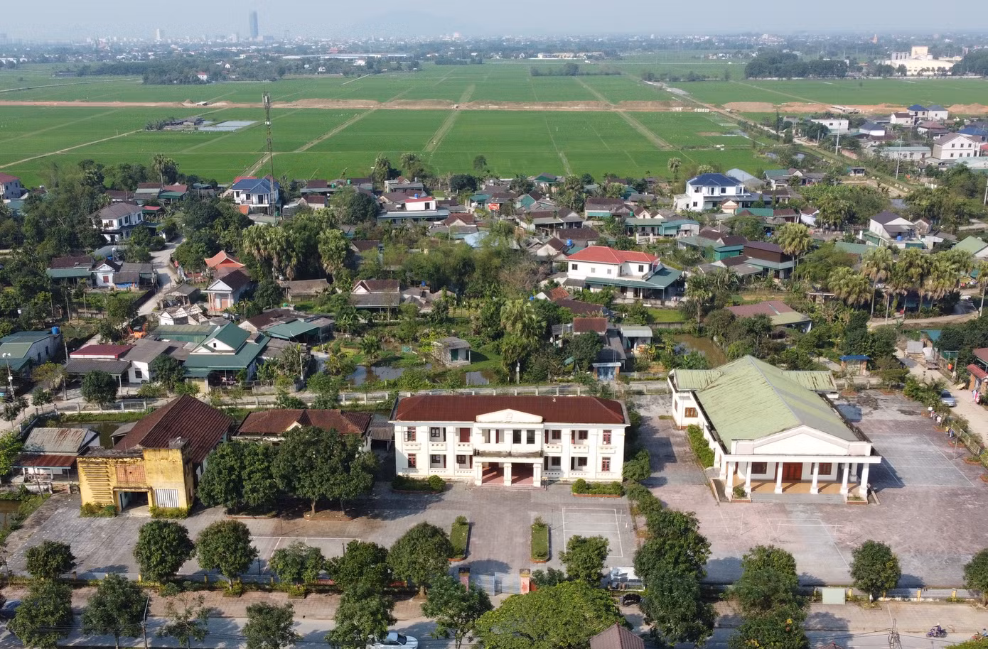 Năm 2020 các xã Thạch Lâm, Thạch Hương, Thạch Tân của huyện Thạch Hà (Hà Tĩnh) thực hiện đề án sáp nhập thành xã Tân Hương Lâm. Sau nhiều năm sáp nhập, do chưa có phương án xử lý, từ đó đến nay trụ sở, trạm xá của xã Thạch Lâm, Thạch Hương không được sử dụng.
