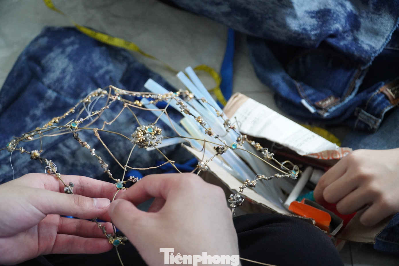 Những mẫu trang sức được nhóm thực hiện thủ công từ những dụng cụ không còn sử dụng.