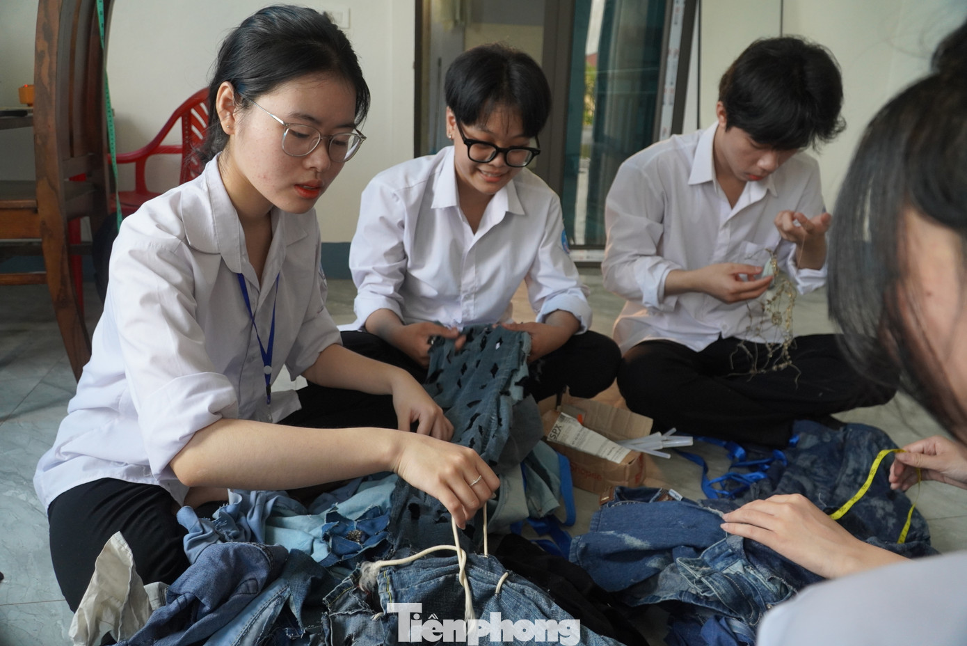 Theo em Nguyên, phải hơn 1 tuần nhóm mới hoàn thiện bộ sưu tập. Trong số 4 người, mỗi người một công việc cùng hỗ trợ may, cắt vải, thiết kế trang sức và làm mẫu.