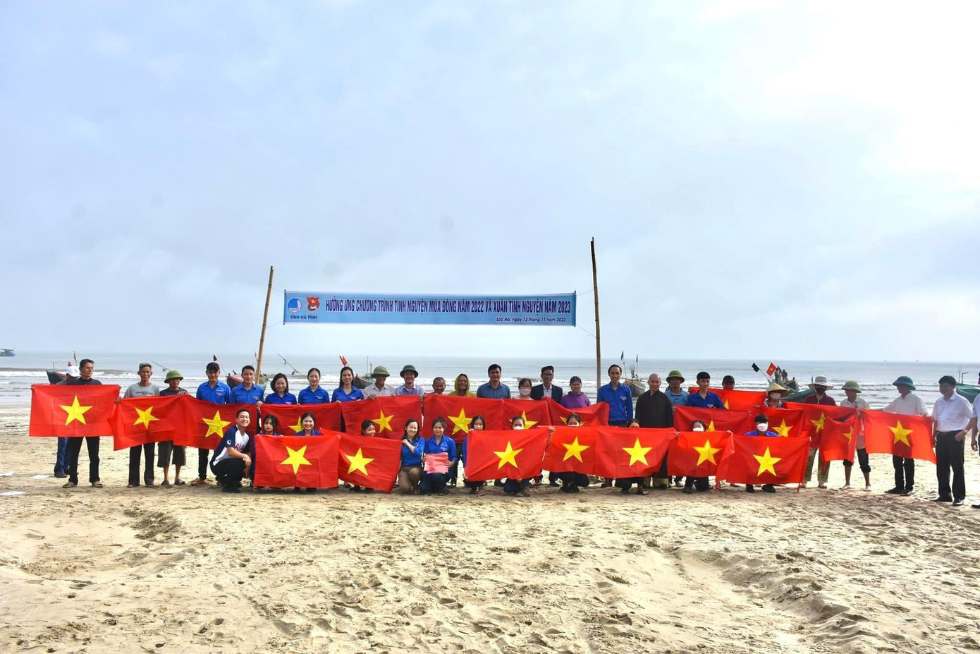 Trao 300 lá cờ cho ngư dân vươn khơi bám biển tại huyện Lộc Hà.