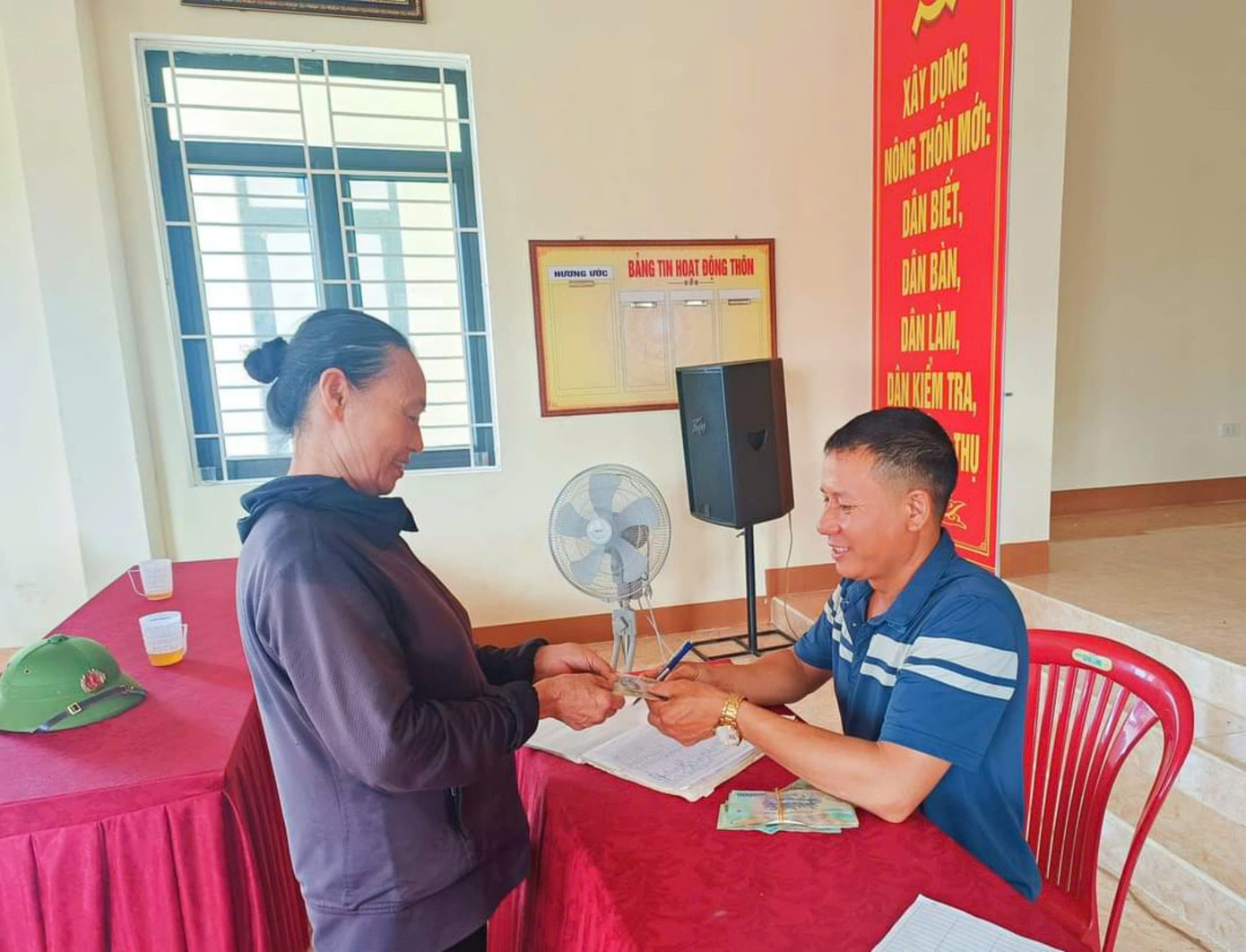 Người dân đến ủng hộ.