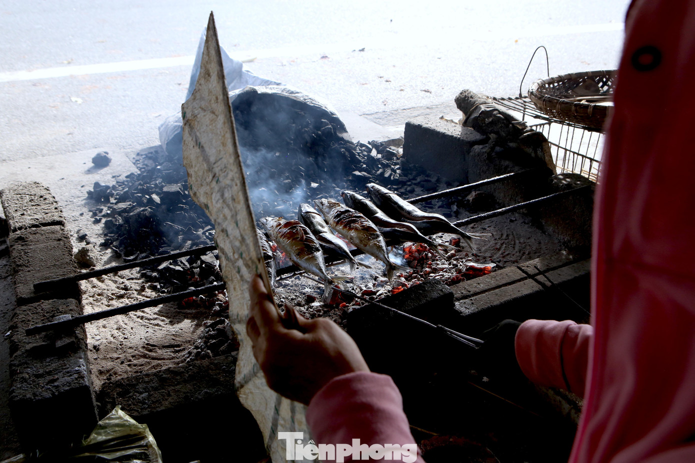 Dù công việc vất vả, nhưng đây là nghề truyền thống nên vẫn phải mưu sinh hàng ngày. Nắng nóng khiến công việc nướng cá vất vả bội phần.