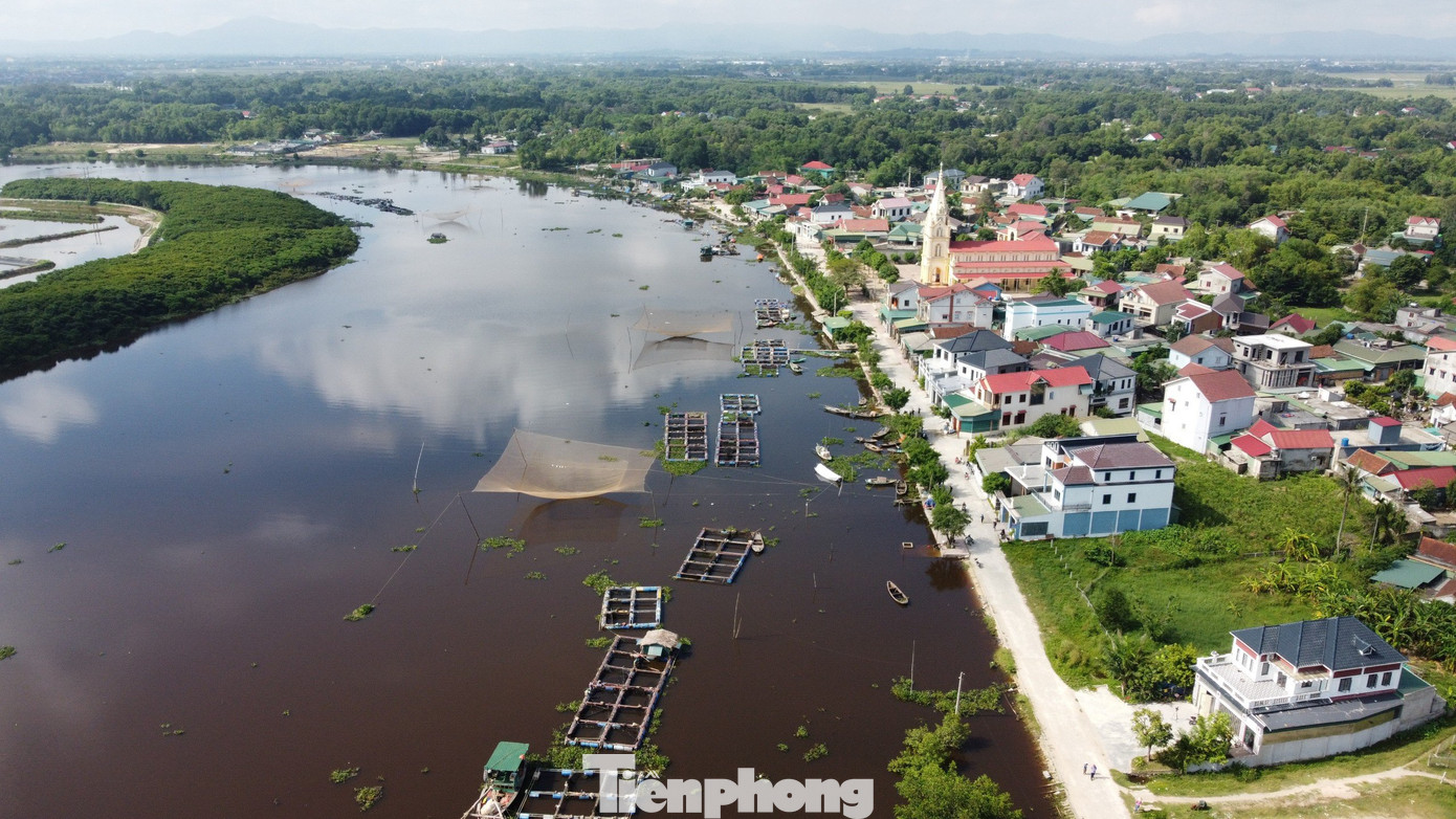 Ông Trần Hữu Nghĩa - Chủ tịch UBND xã Thạch Sơn thông tin, trong đêm 5/10, bara Đò Điệm xả nước, sự cố khiến toàn bộ cá nuôi trong lồng bè của khoảng 50 hộ dân thôn Song Hải bị chết. Ước tính thiệt hại khoảng trên 50 tấn cá.