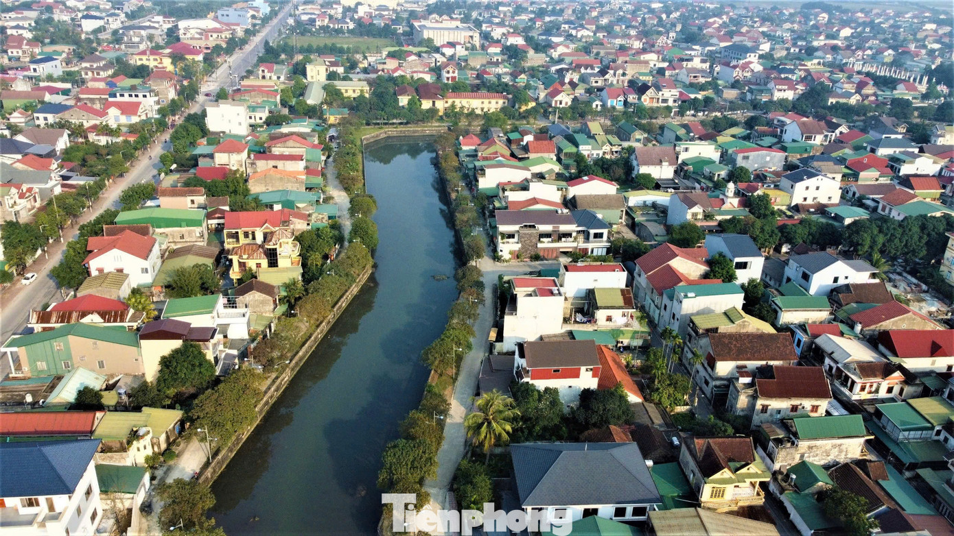 Hào thành Hà Tĩnh hiện chỉ còn lại những dấu tích mờ nhạt như phần tường thành, hào nước. Tuy không còn giữ được hình dáng như trước, những dấu tích này là minh chứng sống động, mang nét văn hoá, lịch sử… Trong ảnh dòng nước tại hào thành nhìn từ trên cao như con sông nhỏ uốn lượn giữa lòng thành phố.