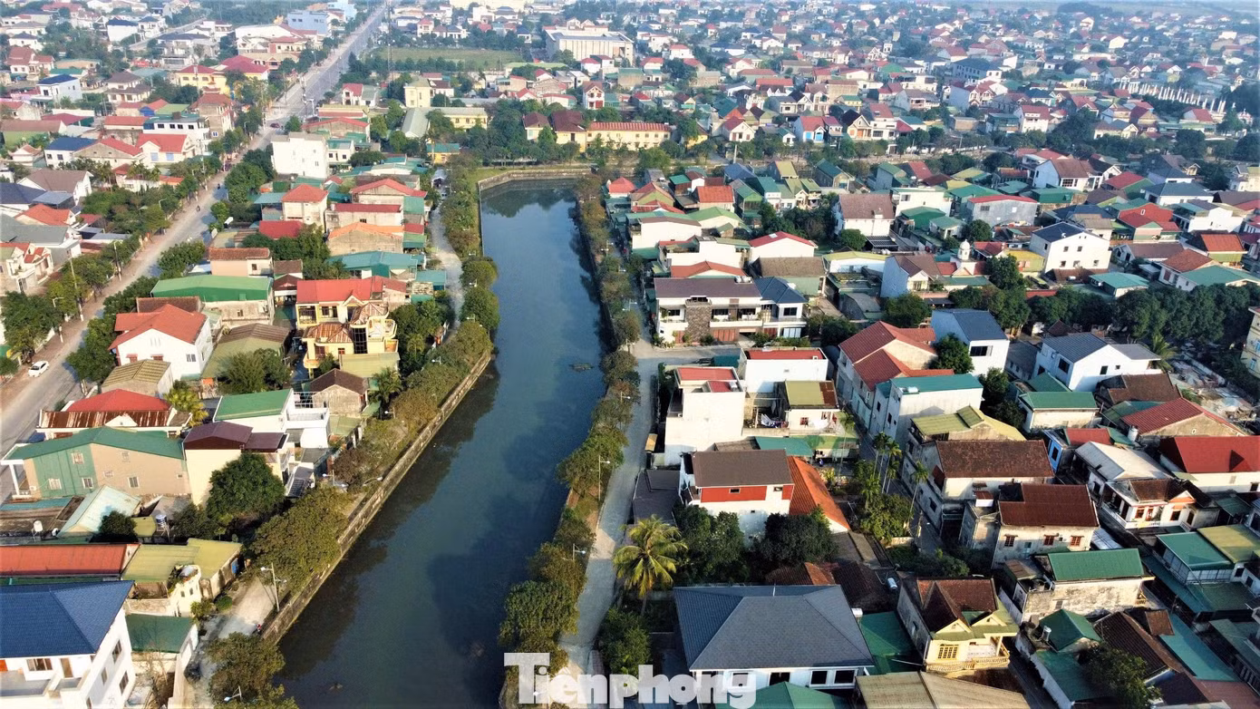 Hào thành Hà Tĩnh hiện chỉ còn lại những dấu tích mờ nhạt như phần tường thành, hào nước. Tuy không còn giữ được hình dáng như trước, những dấu tích này là minh chứng sống động, mang nét văn hoá, lịch sử… Trong ảnh dòng nước tại hào thành nhìn từ trên cao như con sông nhỏ uốn lượn giữa lòng thành phố.