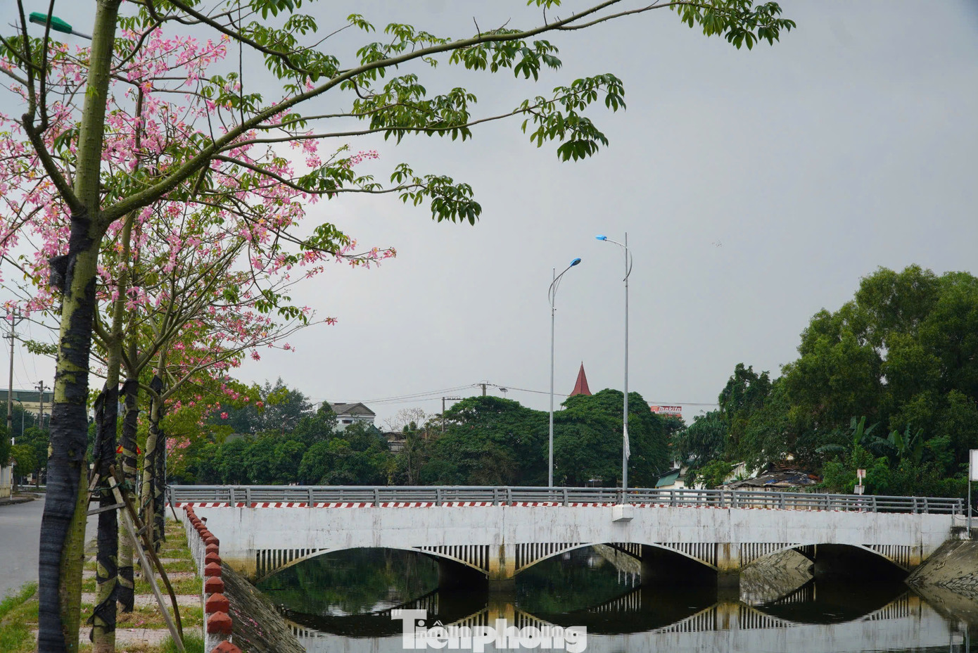 Một góc hào thành hiện tại sau nhiều lần trùng tu, sửa chữa vẫn mang những nét kiến trúc xưa với dạng cầu vồng bắc qua hào.
