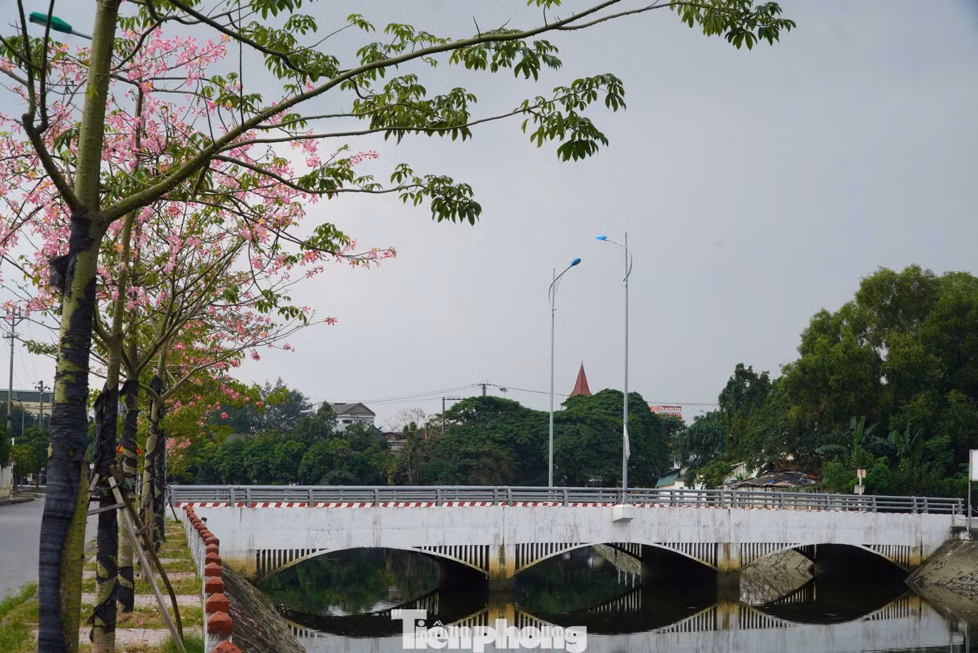 Một góc hào thành hiện tại sau nhiều lần trùng tu, sửa chữa vẫn mang những nét kiến trúc xưa với dạng cầu vồng bắc qua hào.