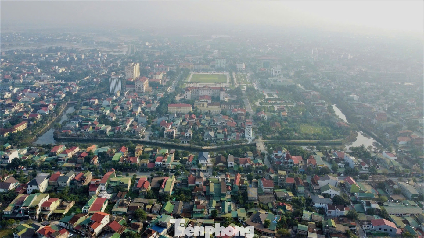 Trong ảnh là dấu tích thành cổ Hà Tĩnh được chụp lại trong sách Thành cổ Hà Tĩnh và các phủ, huyện xưa và hình ảnh của thành cổ Hà Tĩnh hiện tại.