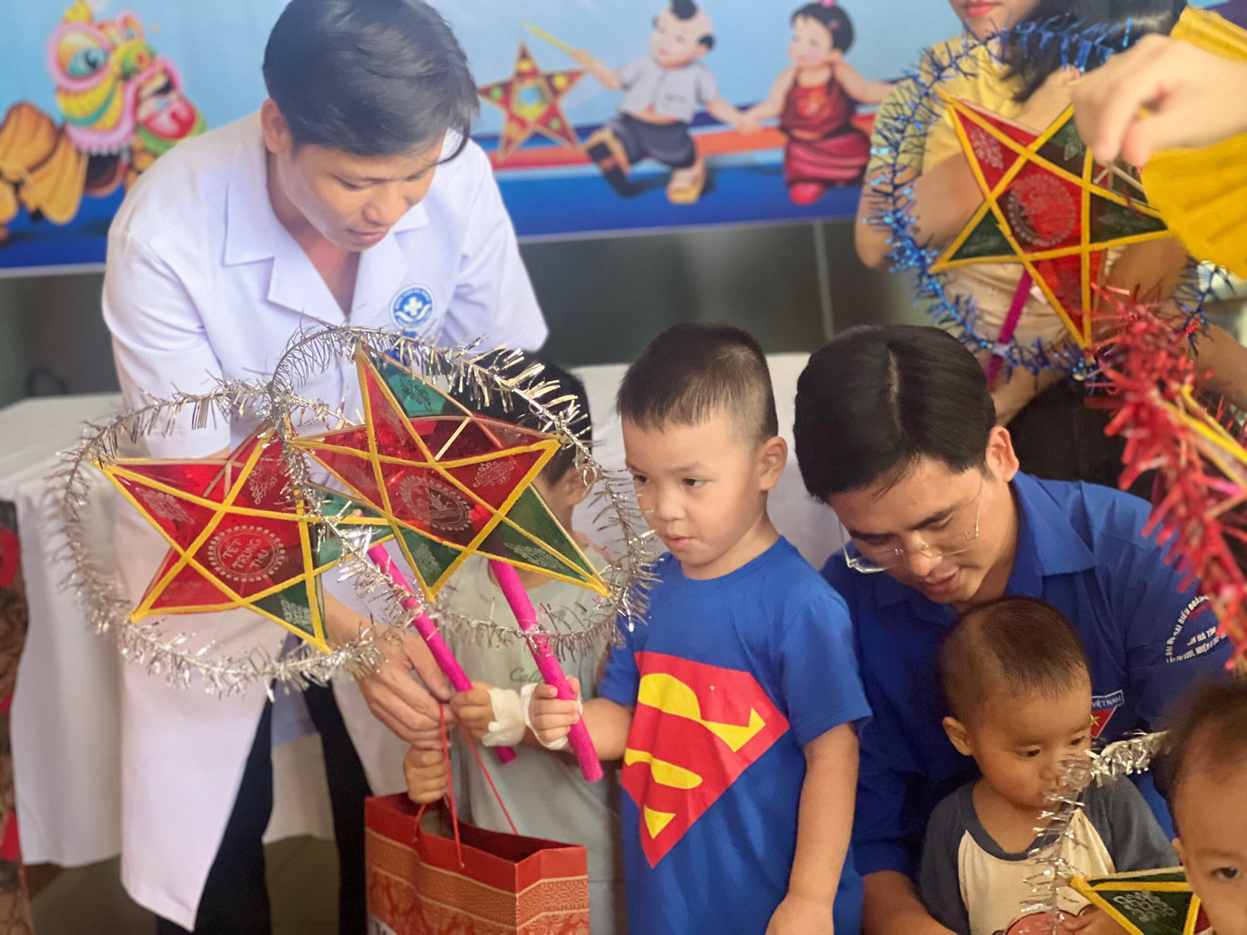 Các hoạt động được triển khai thiết thực, nhân văn nhằm đưa Tết Trung thu đến gần hơn với các em nhỏ, lan tỏa không khí rộn ràng, ấm cúng đến từng nhà, từng ngõ xóm...