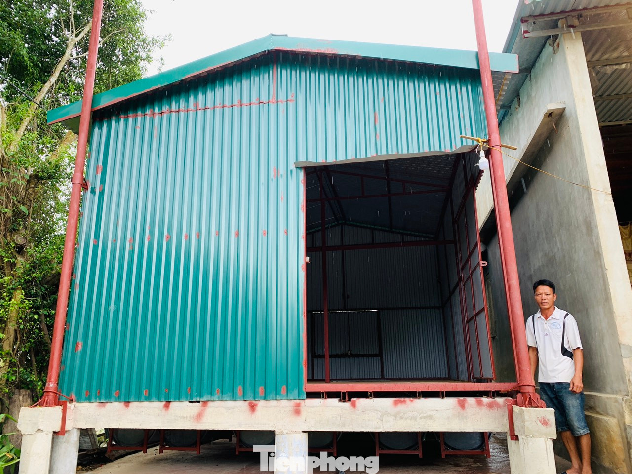 Ngôi nhà phao nổi được lợp bằng tôn, dựng lên bằng khung sắt và phía dưới đặt hàng chục thùng phuy được gắn kết cố định. Nhà phao của ông Thiện có trọng tải 6 tấn, ngoài việc đảm bảo an toàn cho các thành viên trong gia đình thì có thể chứa đồ đạc, tài sản khi nước lũ dâng cao.