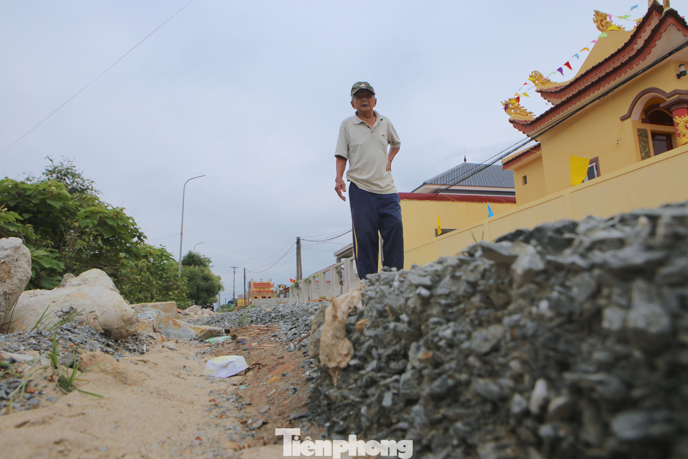 Đặc biệt, nhiều hộ dân còn chịu tình cảnh nước chảy vào nhà khi có mưa lớn.